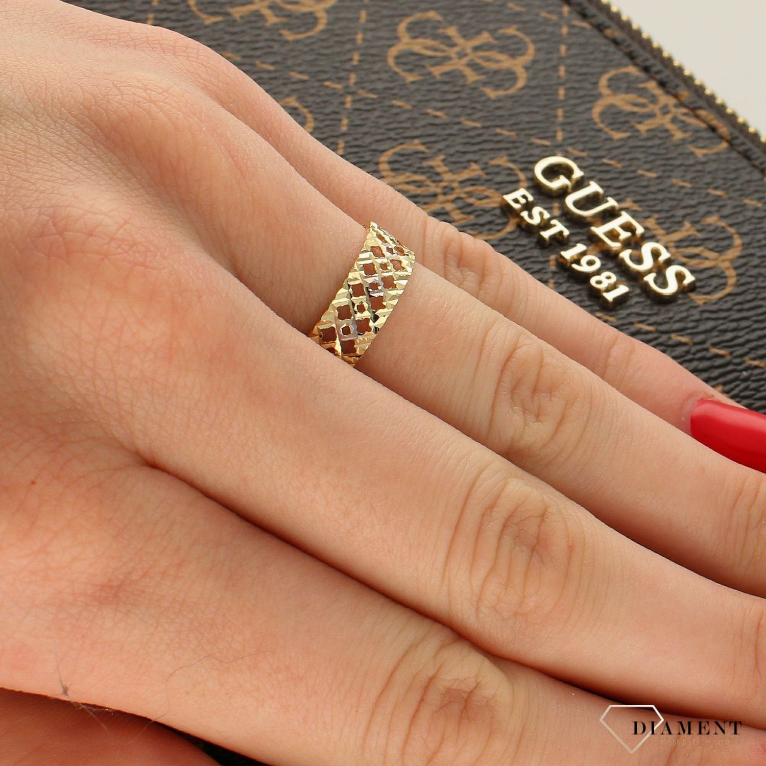 Złoty pierścionek 333 z ażurowym wzorem PI 5872. Złoty pierścionek damski. Złoty pierścionek z ażurowym wzorem. Złoty pierścionek na pr.jpg